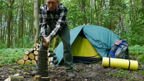 男のテント キャンプに近いチョッピング木材 スロー モーション シーン — ストック動画