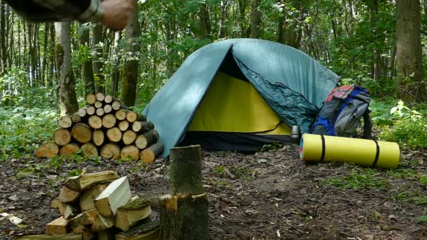 Turist Hugga Ved Nära Tältcamping Slow Motion Närbild — Stockvideo