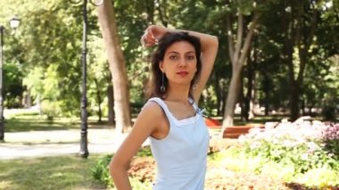            İnce kadın model yaz parkta poz. 