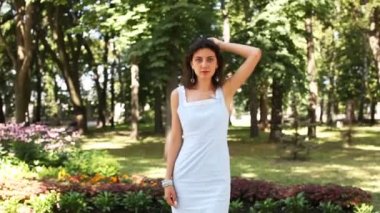            İnce kadın model yaz parkta poz. Yaklaşım sahne 