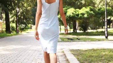            Parkta, çekici kadın modeli yürüyüş etrafında döner ve gülümse 