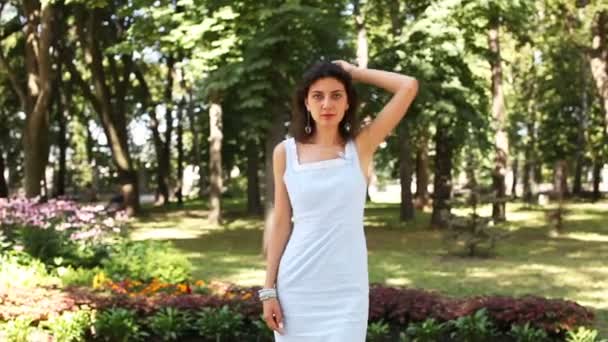 Slanke Vrouw Model Poseren Zomer Park Aanpak Scène — Stockvideo