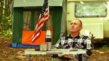 4k. Adam seyahat römork ve ahşap Amerikan bayrağı ile 