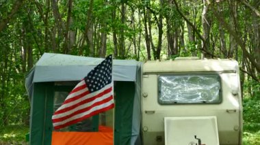 karavan, karavan ormanda kamp 4 k. Amerikan bayrağı. 