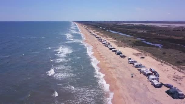 Aerial Voe Sobre Costa Mar Com Caravana Camping Descanso — Vídeo de Stock