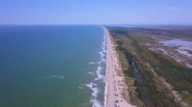 4k hava. Deniz, okyanus kıyı şeridi üzerinde uçmak 