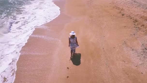 Aerial Voar Lento Torno Menina Mulher Andando Praia Verão — Vídeo de Stock