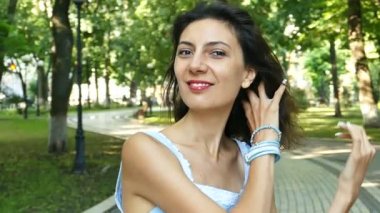             Çekici kadın modeli duygu ve gülümseme göster. Yavaş mition