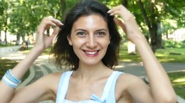            Kadın modeli yaz parkta parlak duygu göster. Ağır çekim