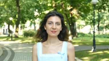            Kadın hoş modeli Haritayı duygu, gülümseme. Ağır çekim, yaz Şehir Parkı