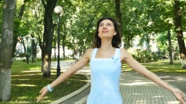            Kadın modeli eller yukarı yükseltir. Ağır çekim, 