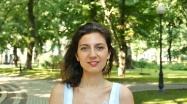            Kadın modeli camerf Şehir Parkı içinde bak. Ağır çekim, 