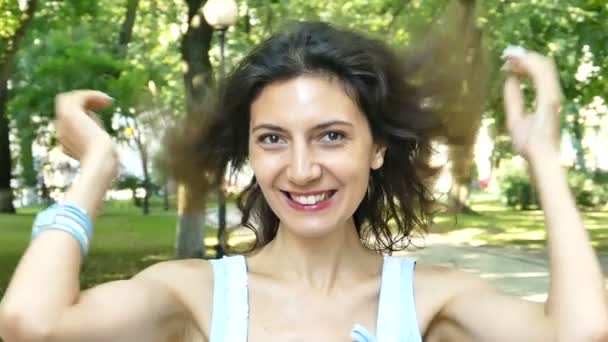 Donna Modello Piacevole Mostrare Emozione Sorriso Guardare Nella Fotocamera — Video Stock