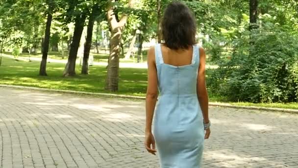 Mujer Inquieta Caminar Parque Ciudad Volver Atrás Sonrías Cámara Lenta — Vídeo de stock