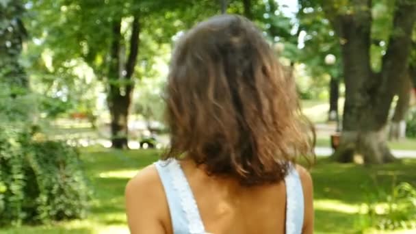 Una Donna Scontrosa Passeggia Nel Parco Cittadino Saluta Con Capelli — Video Stock