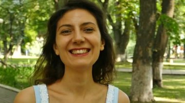           Güzel kadın Şehir Parkı içinde dolaşmak. Ağır çekim, sürekli çekim