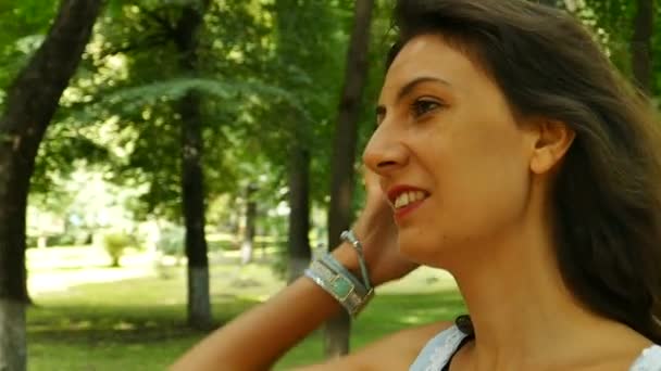 Güzel Kadın Şehir Parkı Içinde Dolaşmak Ağır Çekim Sürekli Çekim — Stok video