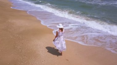 4k hava. Yaz Plaj yürüyüş romantik ince elbiseli kadın, sinek