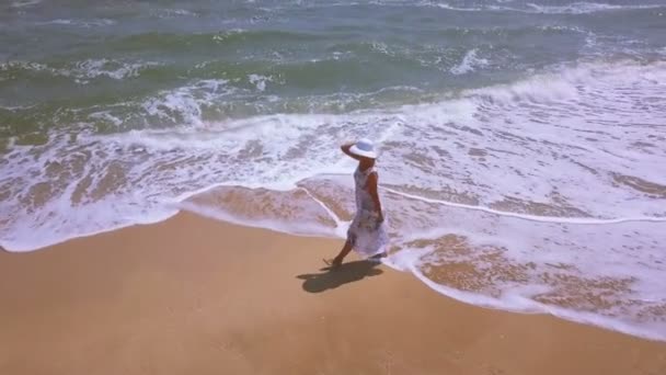 Aerial Voar Torno Mulher Esbelta Vestido Chapéu Andando Praia Verão — Vídeo de Stock
