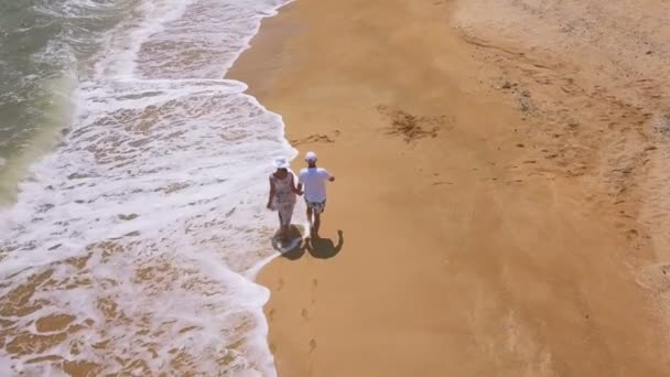 Luchtfoto Verliefde Paar Wandelingen Oceaan Zee Kust — Stockvideo