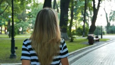 4k. Güzel bir kadın modeli açmak baş ve gülümseme. Sürekli çekim