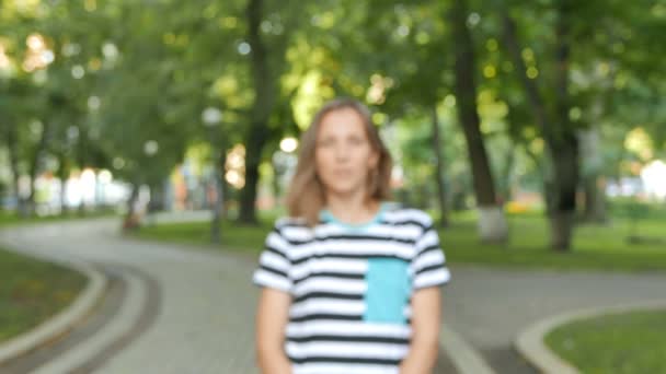 Mooie Vrouw Stand Glimlach Zomer Stadspark Gestage Schot Aanpak Scène — Stockvideo