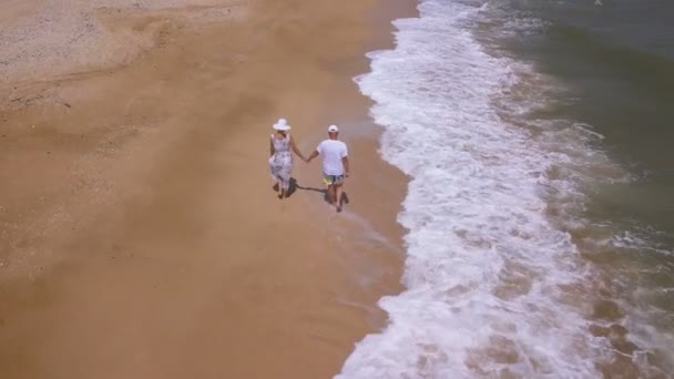 Aerial Couple Amoureux Marche Sur Côte Océan Voler Autour — Video