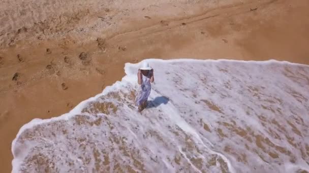 Luchtfoto Verliefde Paar Wandelingen Aan Oceaan Kust Man Benaderingen Omarmt — Stockvideo