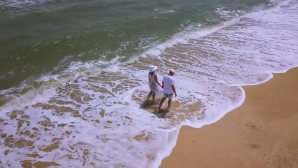 Aerial Casal Amoroso Caminha Costa Oceânica Caminhadas Perto Ondas — Vídeo de Stock