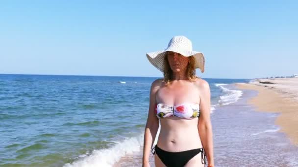 Donna Che Cammina Sulla Spiaggia Mare Colpo Costante — Video Stock