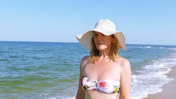 Жінка Купальнику Капелюсі Ходить Морському Пляжі Постійний Постріл — стокове відео