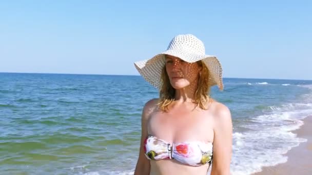 Woman Bathing Suit Hat Walking Sea Beach Steady Shot — Stock Video