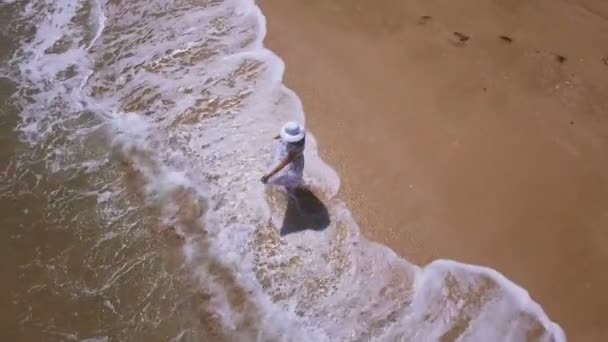 Luchtfoto Slanke Vrouw Dans Draaide Zee Strand Rondvliegen — Stockvideo