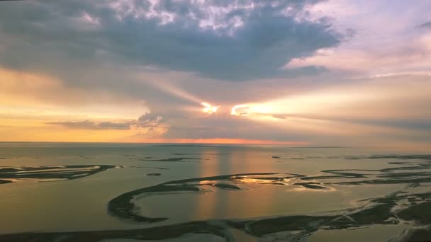 Aerial Лети Над Закатом Море Восхода Солнца Береговая Линия Озера — стоковое видео