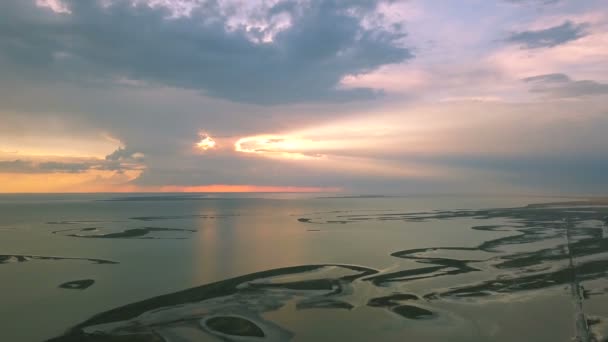 天线飞越日落 日出海 湖泊海岸线 美丽的云彩 — 图库视频影像