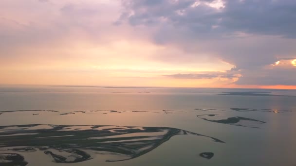 Antenn Över Solnedgång Soluppgång Havet Sjön Kustlinje Panorama Vackra Moln — Stockvideo