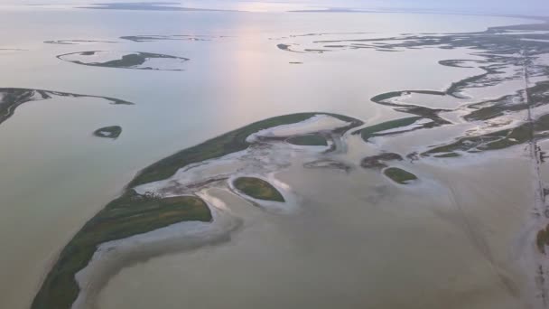 Aerial Dessus Mer Littoral Lac Avec Petites Îles — Video