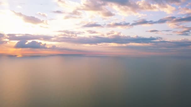 Aérea Océano Mar Amanecer Con Hermosas Nubes Sol Panorama — Vídeo de stock