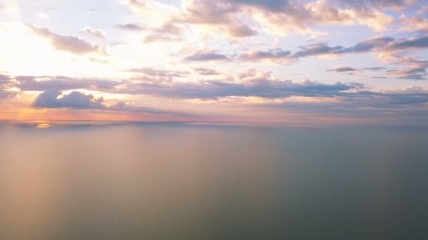 Hava Okyanus Deniz Sunrise Güzel Bulutlar Güneş Işığı Ile Panorama — Stok video