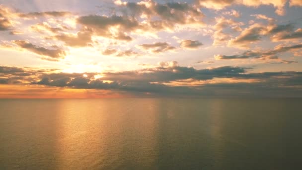 Luchtfoto Vliegen Oceaan Zee Oppervlak Met Prachtige Wolken Tijdig Zonsopgang — Stockvideo