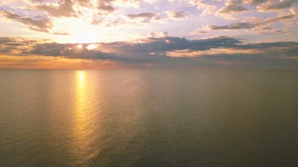 Aérea Volar Sobre Océano Superficie Del Mar Amanecer Con Hermosas — Vídeos de Stock