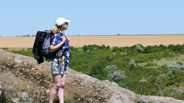 Turista Mujer Con Mochila Mira Camino Entre Rocas Cañón — Vídeo de stock