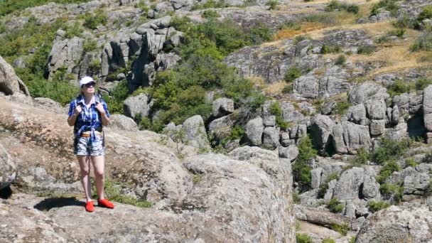 Femme Mince Touriste Avec Sac Dos Regarder Loin Entre Les — Video