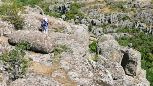 Slanke Vrouw Toeristische Met Rugzak Gaan Tussen Rotsen Van Canyon — Stockvideo