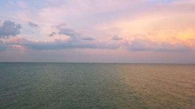 4k hava. Sinek overocean, düşük yükseklikte deniz yüzeyi