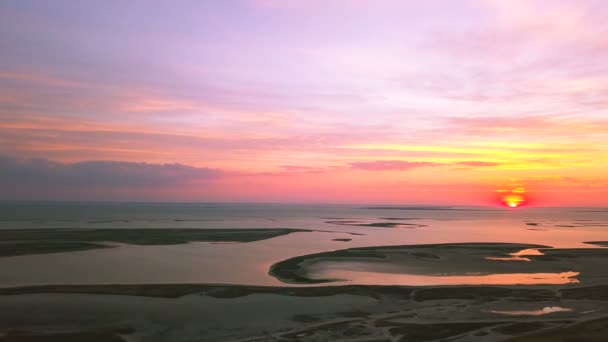 天线飞越海洋 海洋海岸线与岛屿 海洋日落景观 — 图库视频影像