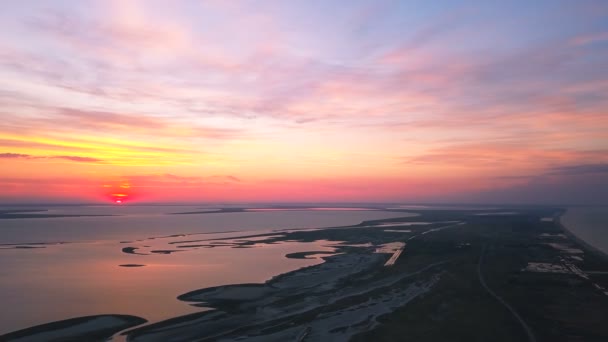 Luchtfoto Vliegen Oceaan Zee Kust Met Eilanden Mariene Zonsondergang Landschap — Stockvideo