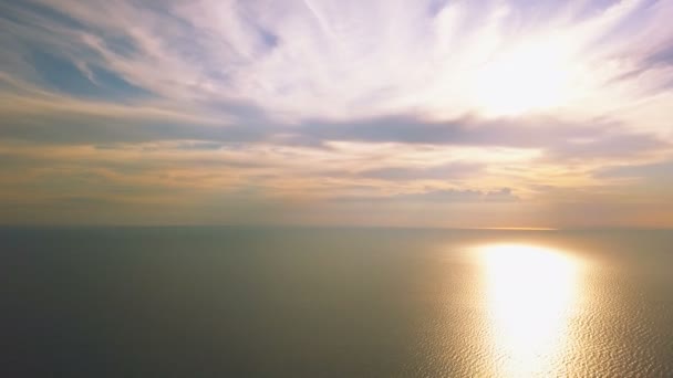 Antenne Fliegen Über Ozean Meer Mit Solarreflektierender Meereslandschaft — Stockvideo