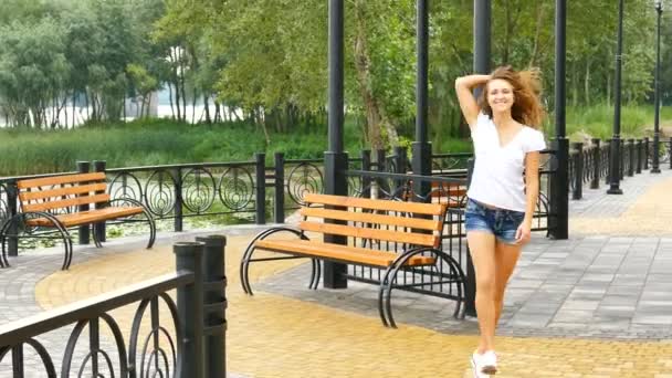 Ein Attraktives Mädchen Macht Tanzende Figuren Auf Der Straße Helle — Stockvideo