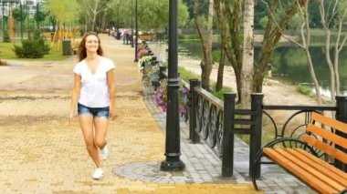     4 k. ttractive kız şehir sokak üzerinde dans figürleri yok. Parlak duygular, önden görünüm